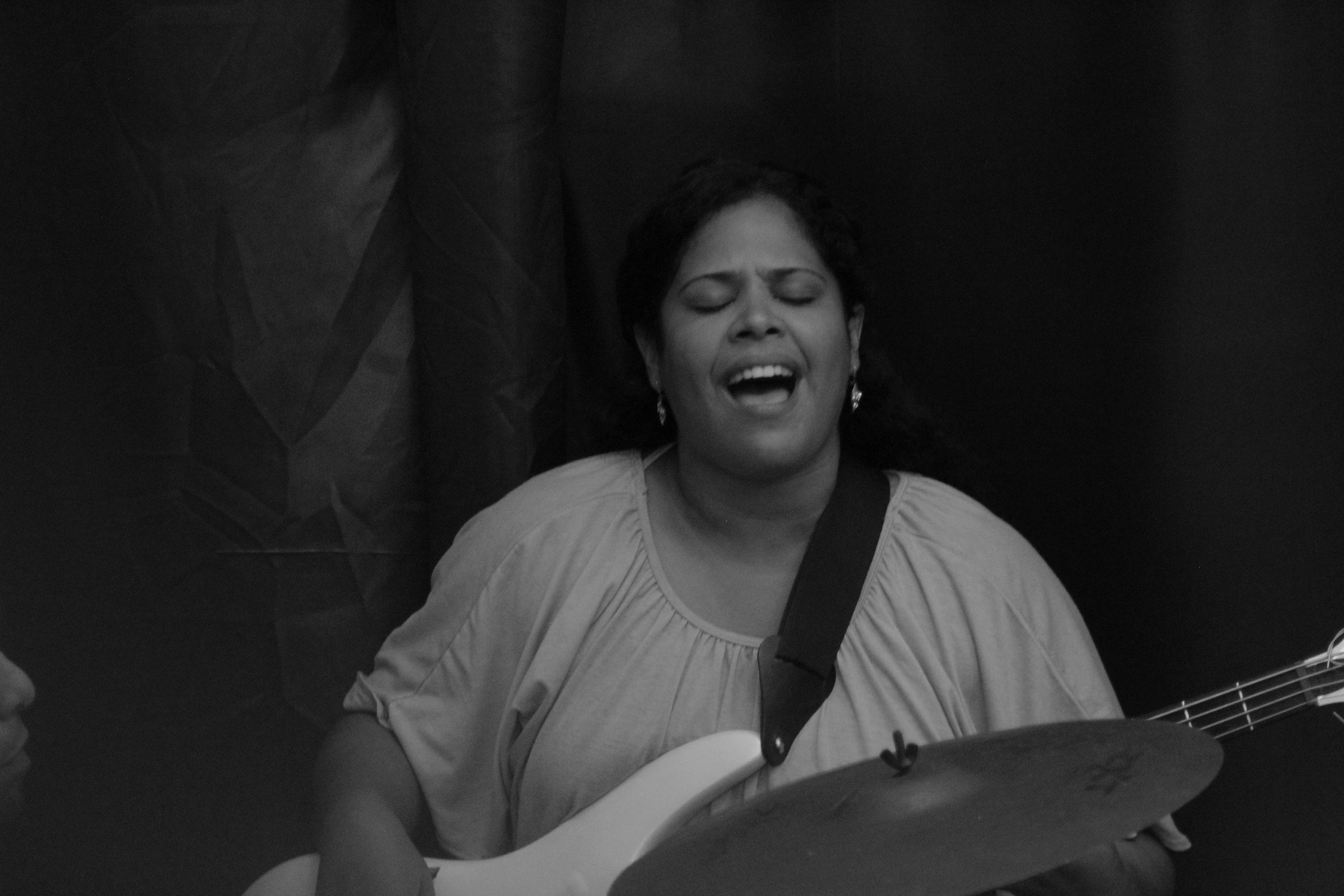 Músico del Ministerio de Alabanza tocando durante el culto